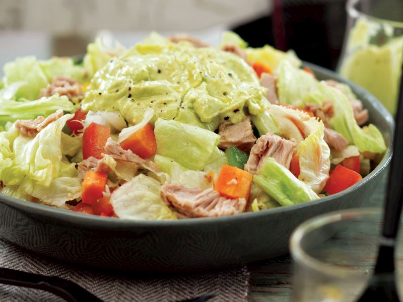 Ton balıklı ve avokado soslu salata