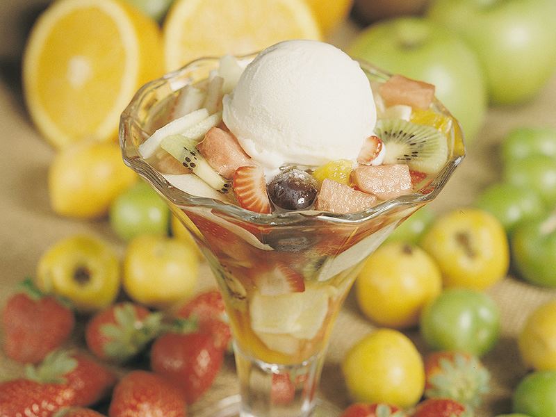 Vanilyalı Dondurma İle Karışık Meyve Salatası