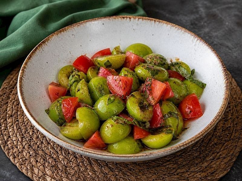 YEŞİL ERİK SALATASI TARİFİ