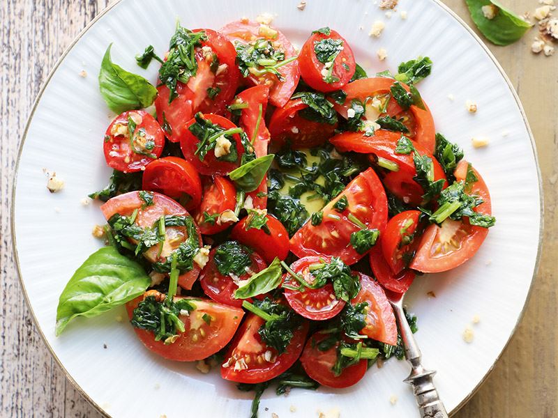 Yeşil soslu söğüş domates salatası