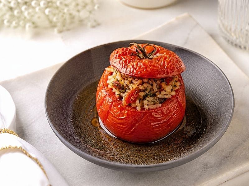 ZENCEFİL AROMALI ZEYTİNYAĞLI DOMATES DOLMASI TARİFİ