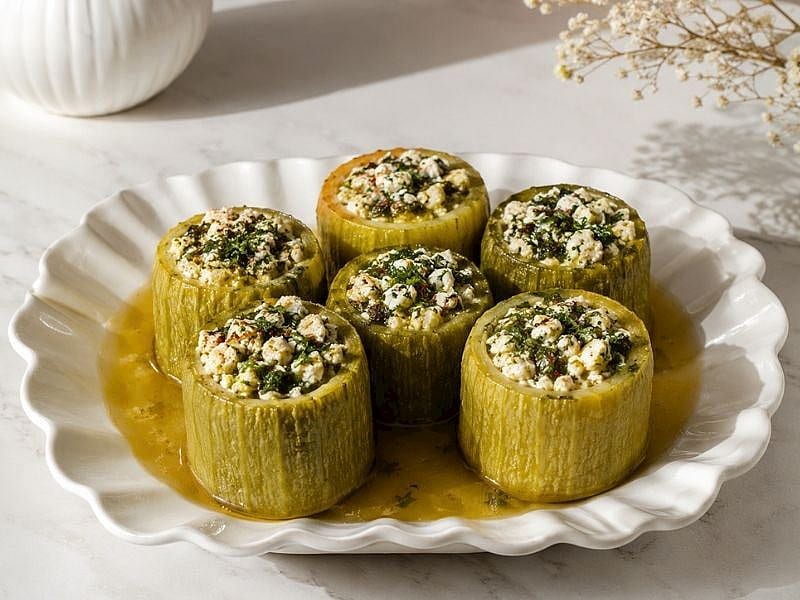 ZEYTİNYAĞLI PEYNİRLİ SAKIZ KABAĞI DOLMASI