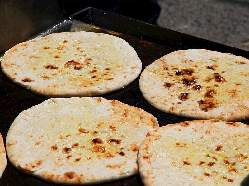 Bazlama Hamuruna Ne Konulur?