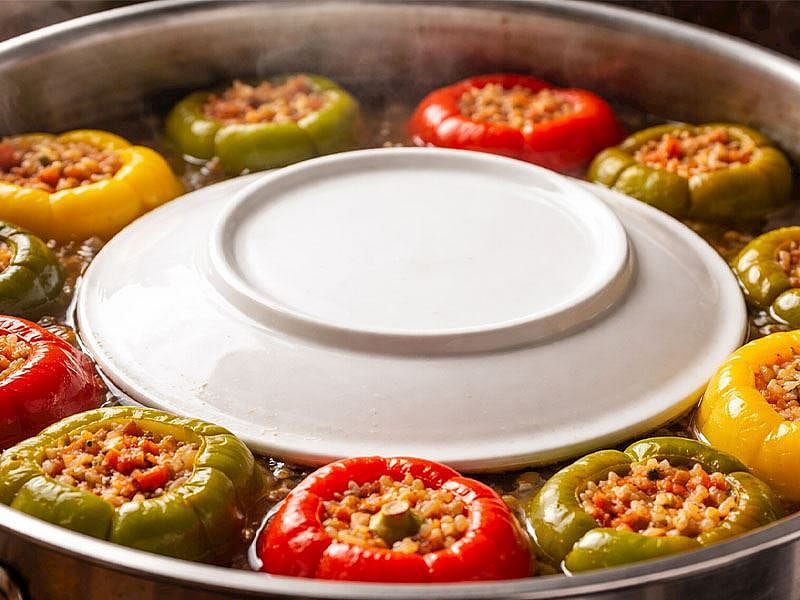 Biber Dolmasının Üstüne Neden Tabak Konur?