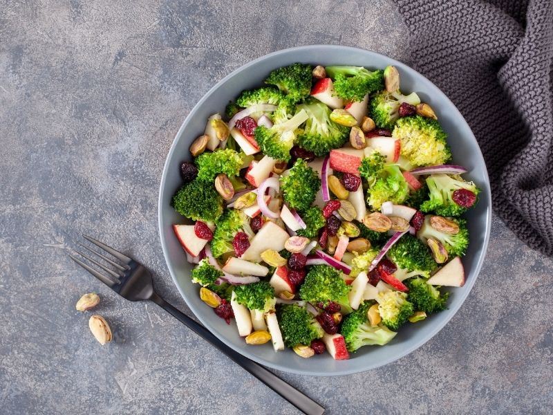 Brokoli Salatasının İçine Ne Koyulur?