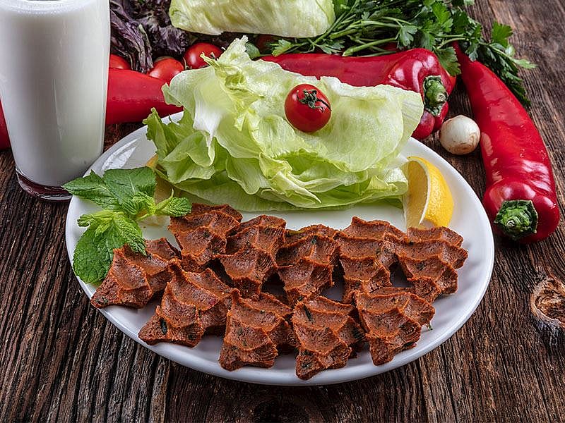 Çiğ Köfteye Koyu Rengini Veren Nedir?