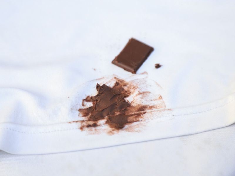 Çikolata Lekesi Nasıl Çıkartılır?