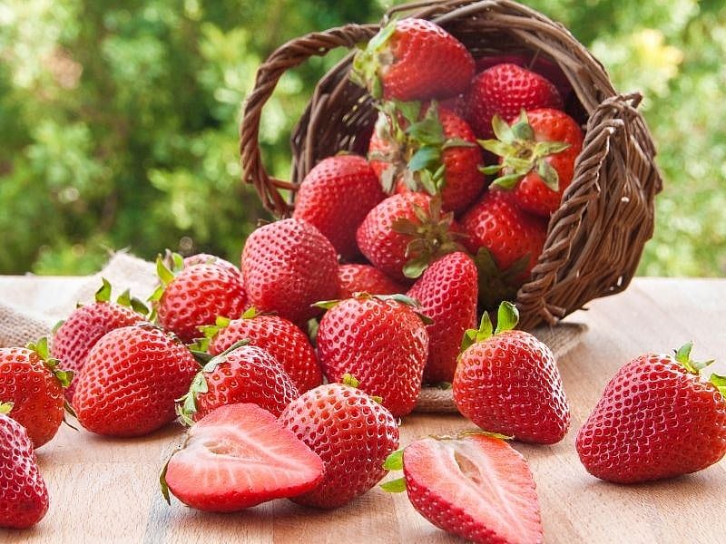 Çileklerin Saplarını Ayıklamak İçin Basit Yöntem