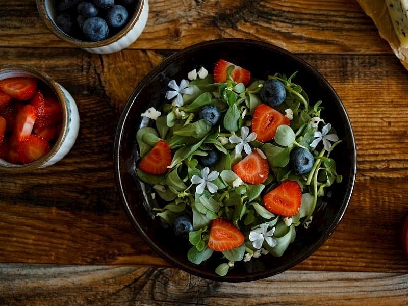 Çilekli Semizotu Salatası Nasıl Yapılır?