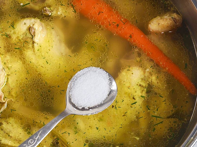 Çorbanın Kesilmemesi İçin Tuz Ne Zaman Atılır?