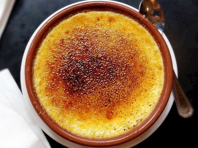 Creme Brulee’nin Yanık Olması İçin Üzerine Ne Konur?
