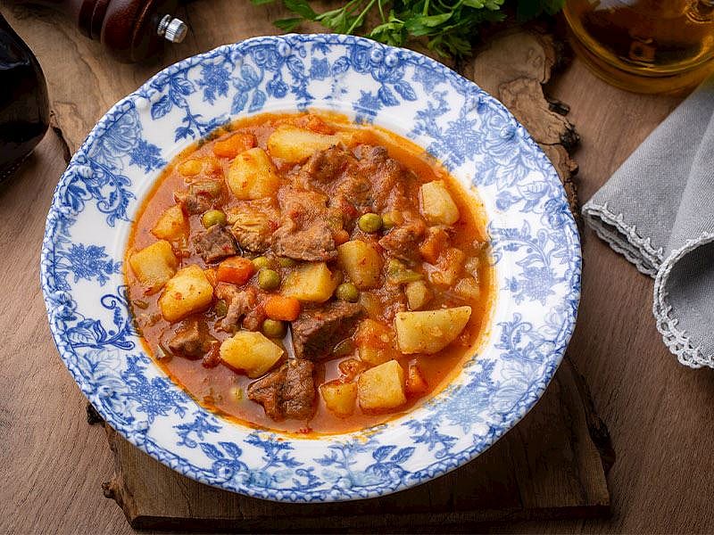 Dana Kuşbaşından Tas Kebabı Nasıl Yapılır?