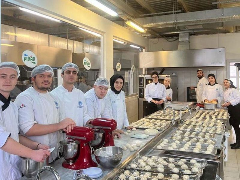 Gastronomi Öğrencileri Deprem Bölgeleri İçin Ekmek Yapıyor