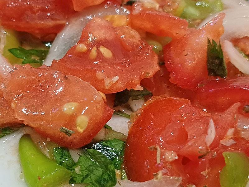 Domates Salatasının İçine Ne Konur?