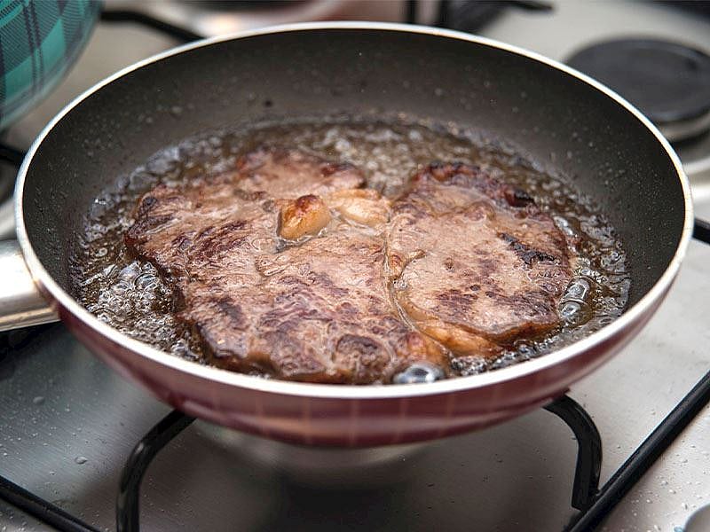 Et Pişerken Neden Kararır?