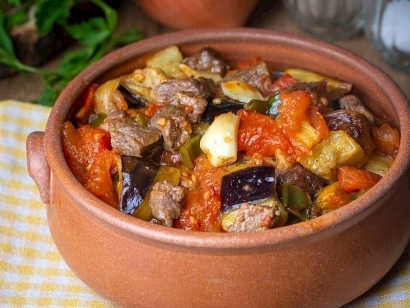 Etli Türlü Yemeğine Sarımsak Konur Mu?