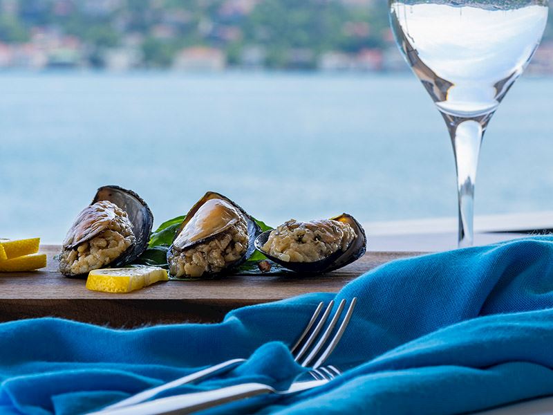 İstanbul'un Lezzet Dolu Rüyası: Café Marmara ve Mavi Balık