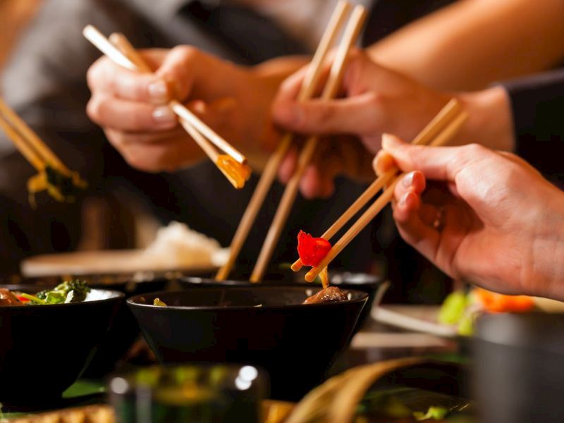 Japonya'ya Gidecekler Dikkat! Kendi Çubuklarınızla Yemek Yerken Gözaltına Alınabilirsiniz