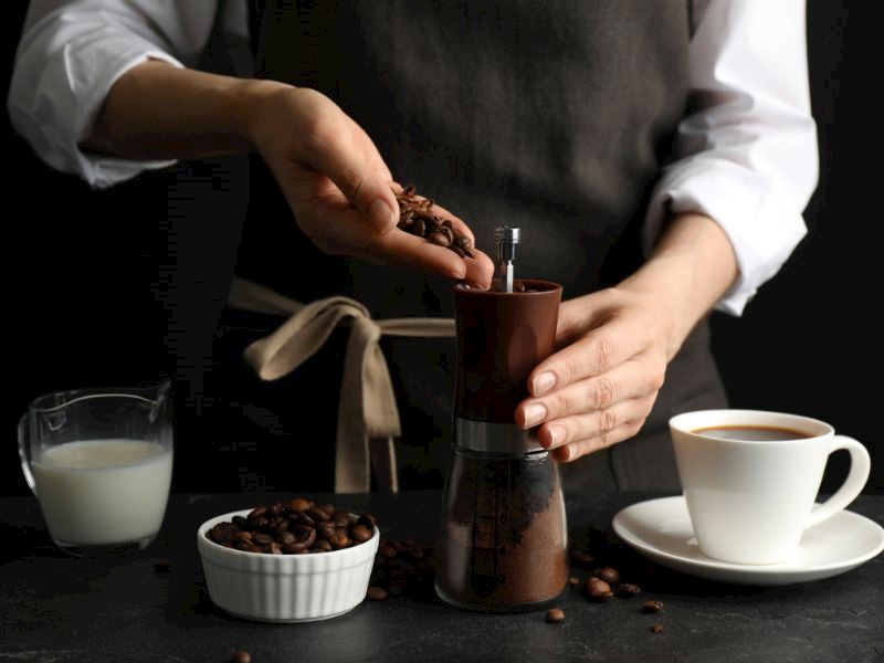 Kahve Öğütücü Nasıl Seçilir: Dikkat Etmeniz Gereken 8 Önemli Özellik