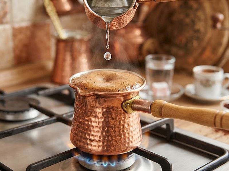Kahve Pişirirken Cezveye Neden Bir Damla Soğuk Su Damlatılır?