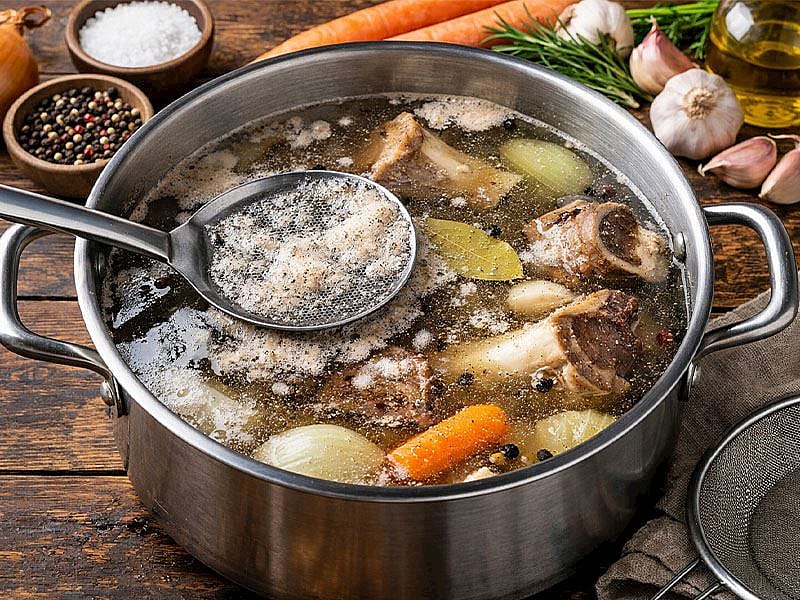 Kemik Suyunun Üzerindeki Köpük Alınır Mı?