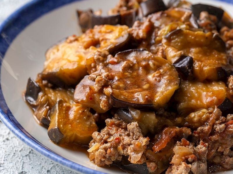 Kıymalı Patlıcan Yemeğine Sarımsak Konur Mu?