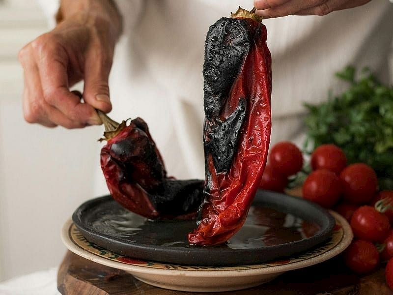 Közlenmiş Biberlerin Kabuklarını Soymanın Kolay Yöntemi 