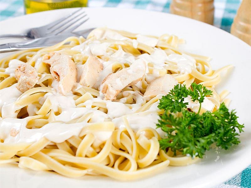 Kremalı Makarnaya Süt Katılır Mı?