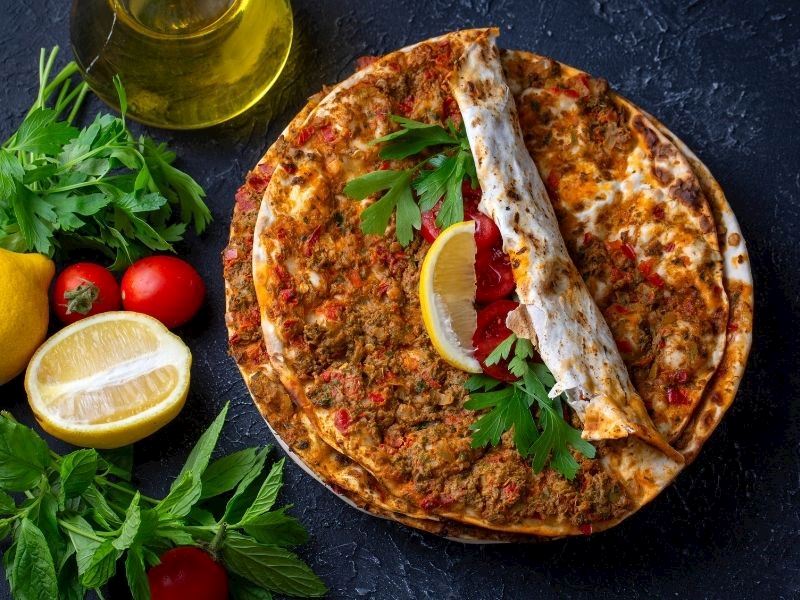 Lahmacun Arasına Ne Konur?