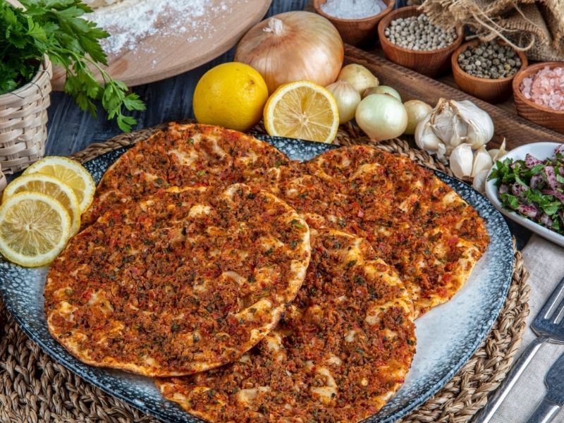 Lahmacun Harcına Sarımsak Konur Mu?