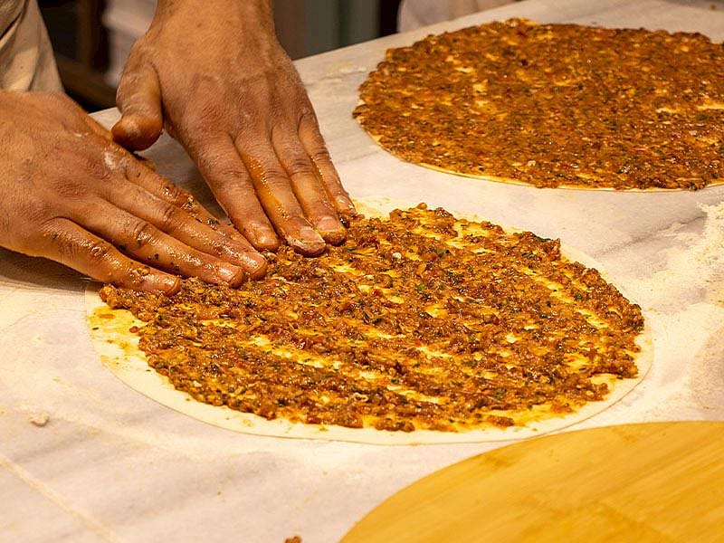 Lahmacun Yaparken Ustaların Harca Ekle Dediği O Gizli Malzeme