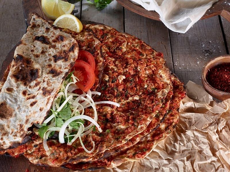 Lahmacuna Kuyruk Yağı Konur Mu?