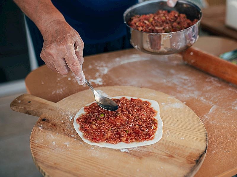 Lahmacunların İçine Salça Konur Mu?