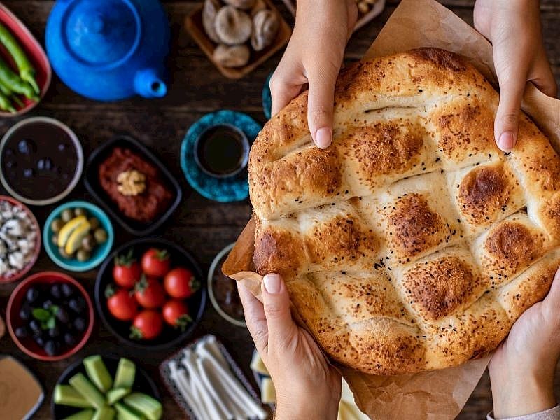 Mahalle İftarlarından Ev Sofralarına: Ramazan’da Birlikte Yeme Hâli