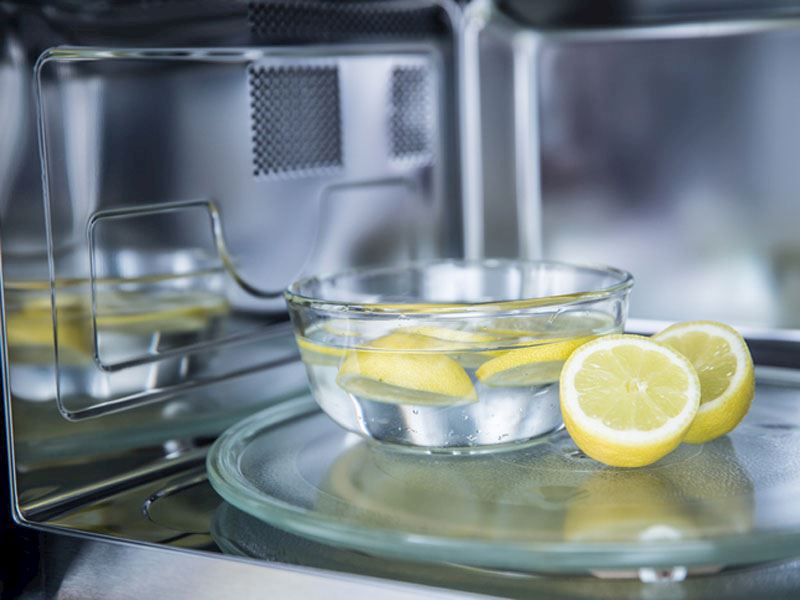 Mikrodalga Fırınınızı Limonla Doğal Yollarla Nasıl Temizlersiniz?