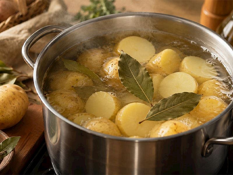 Patates Haşlarken Defne Yaprağı Atanların Bildiği 