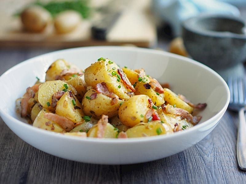 Patates Salatasına Soğan Nasıl Doğranır?