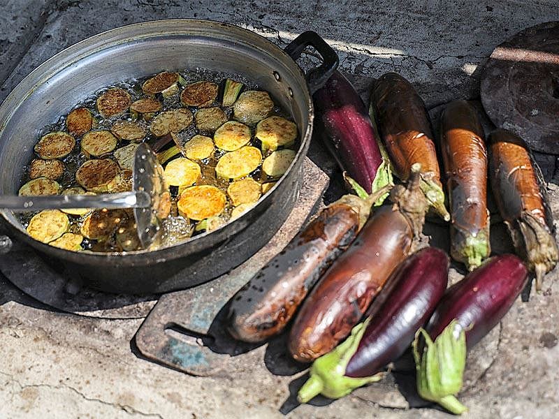 Patlıcan Kızartırken Yağın Sıçramaması İçin Ne Yapmalı?