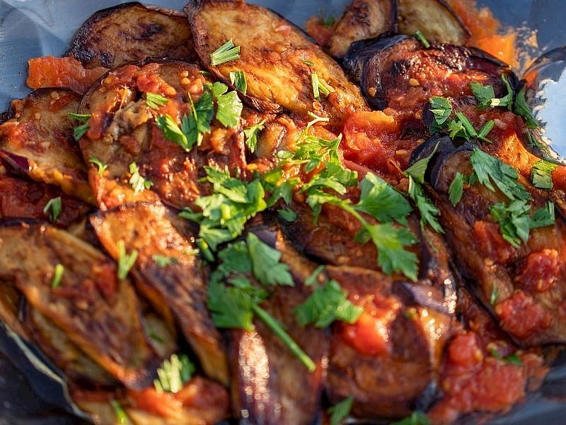 Patlıcan Musakkaya Sarımsak Konur Mu?