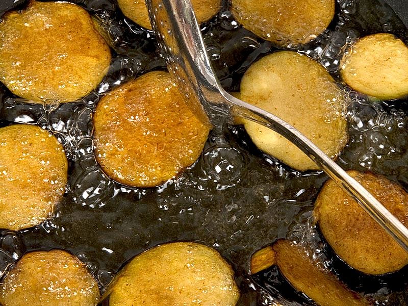 Patlıcan Tuzlu Suya Koymadan Kızartılır Mı?