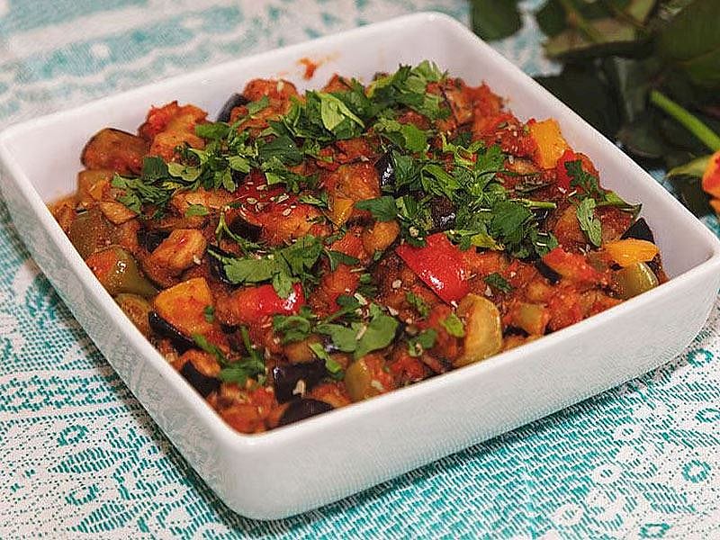 Patlıcan Yemeğinin Yanına Hangi Salata Gider?