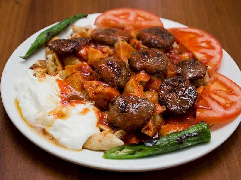 Pideli Köfteye Tereyağ Mı Yoksa, Salça Sosu Mu Konur?