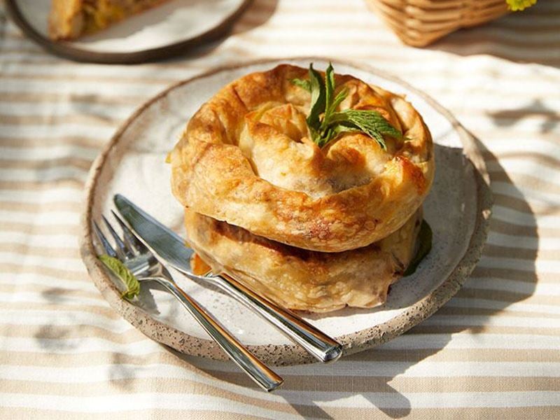 Pırasalı Börek Harcına Ne Konur?