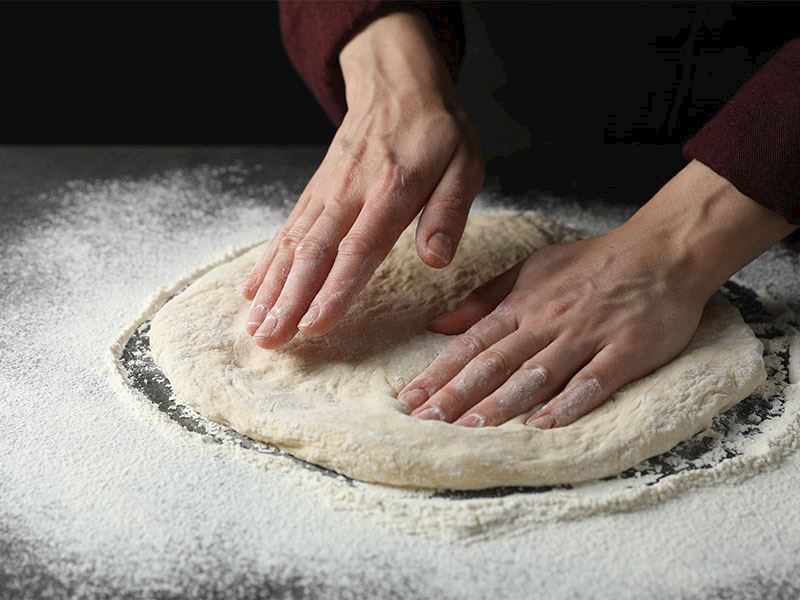Pizza Hamurunun İçine Ne Girer?
