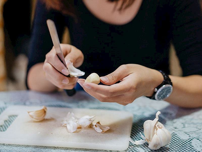 Sarımsak Soymak İçin Bıçak Kullanmayı Bıraktıran 10 Saniyelik Yöntem