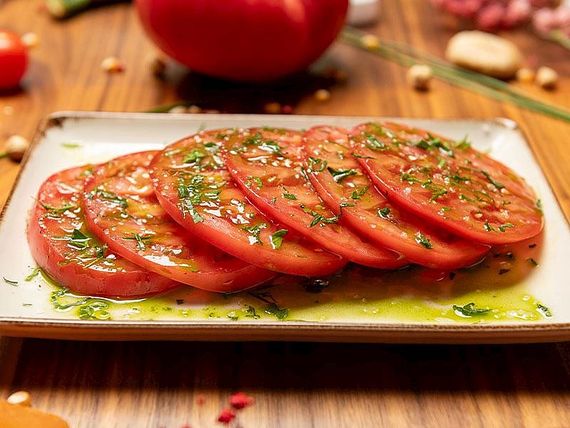 Sarımsaklı Domates Salatası Yapmanın Püf Noktaları