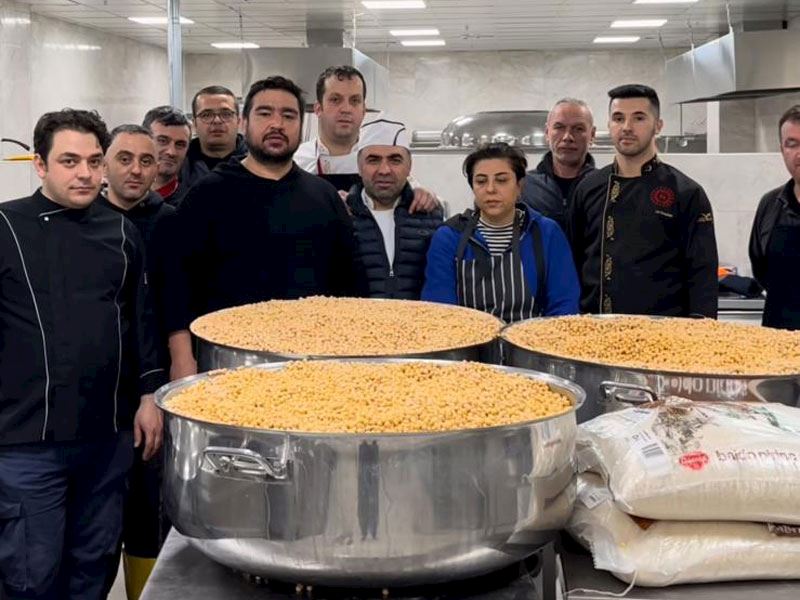 Ünlü Şefler Deprem Bölgelerinde Yemek Yapıyor