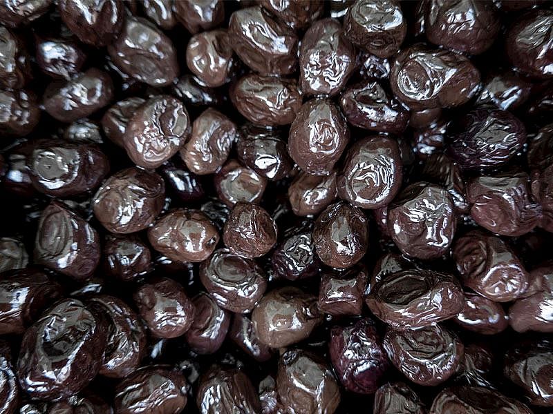 Siyah Zeytin Kurulurken İçine Ne Katılır?