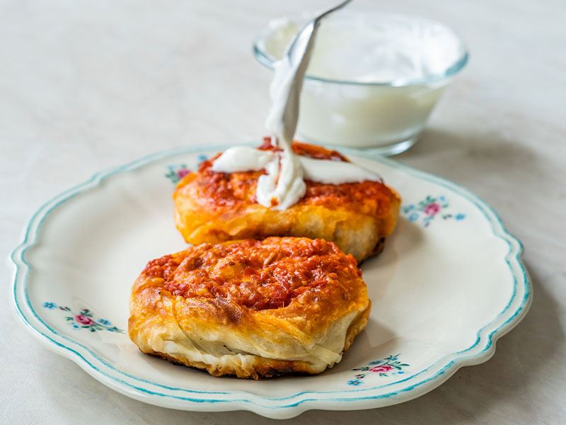 Sosyete Mantısının İçinde Ne Var?