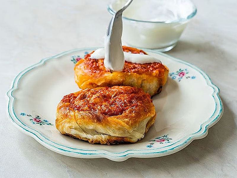 Sosyete Mantısının Üzerine Yumurta Sürülür Mü?